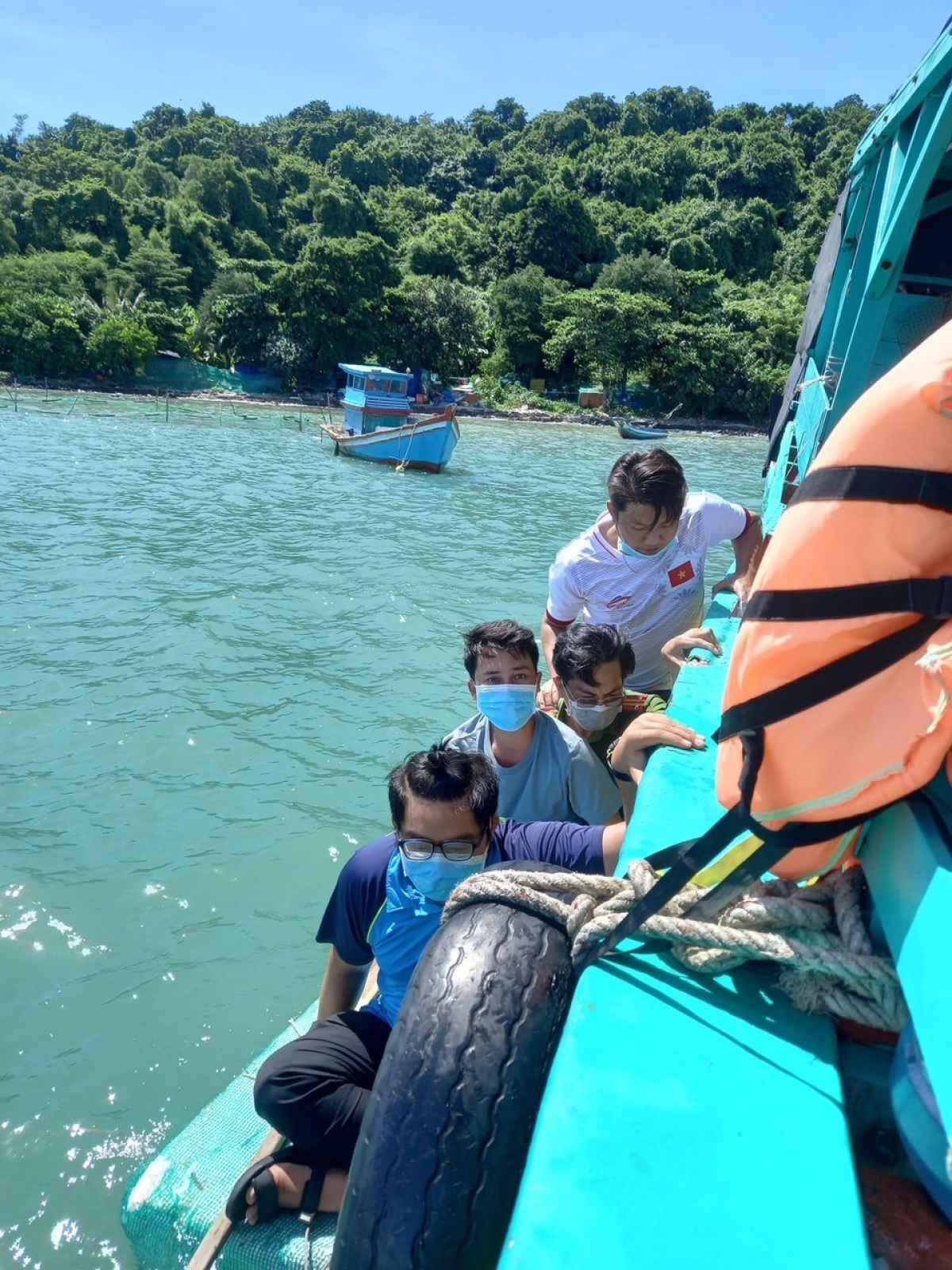 Với những đảo nhỏ, không có cầu cảng thì ghe phải đậu ngoài xa.