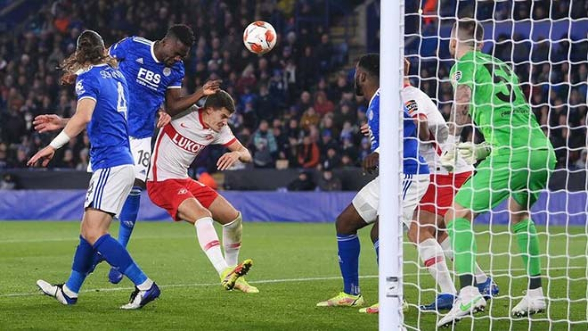 Leicester City (trang phục xanh trắng) đang thể hiện phong độ đáng thất vọng (Ảnh: Internet)