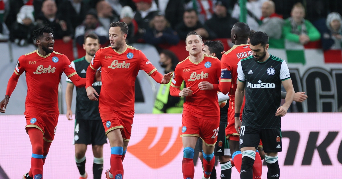 Napoli (sắc đỏ) vùi dập Legia Warszawa (Ảnh: Internet)