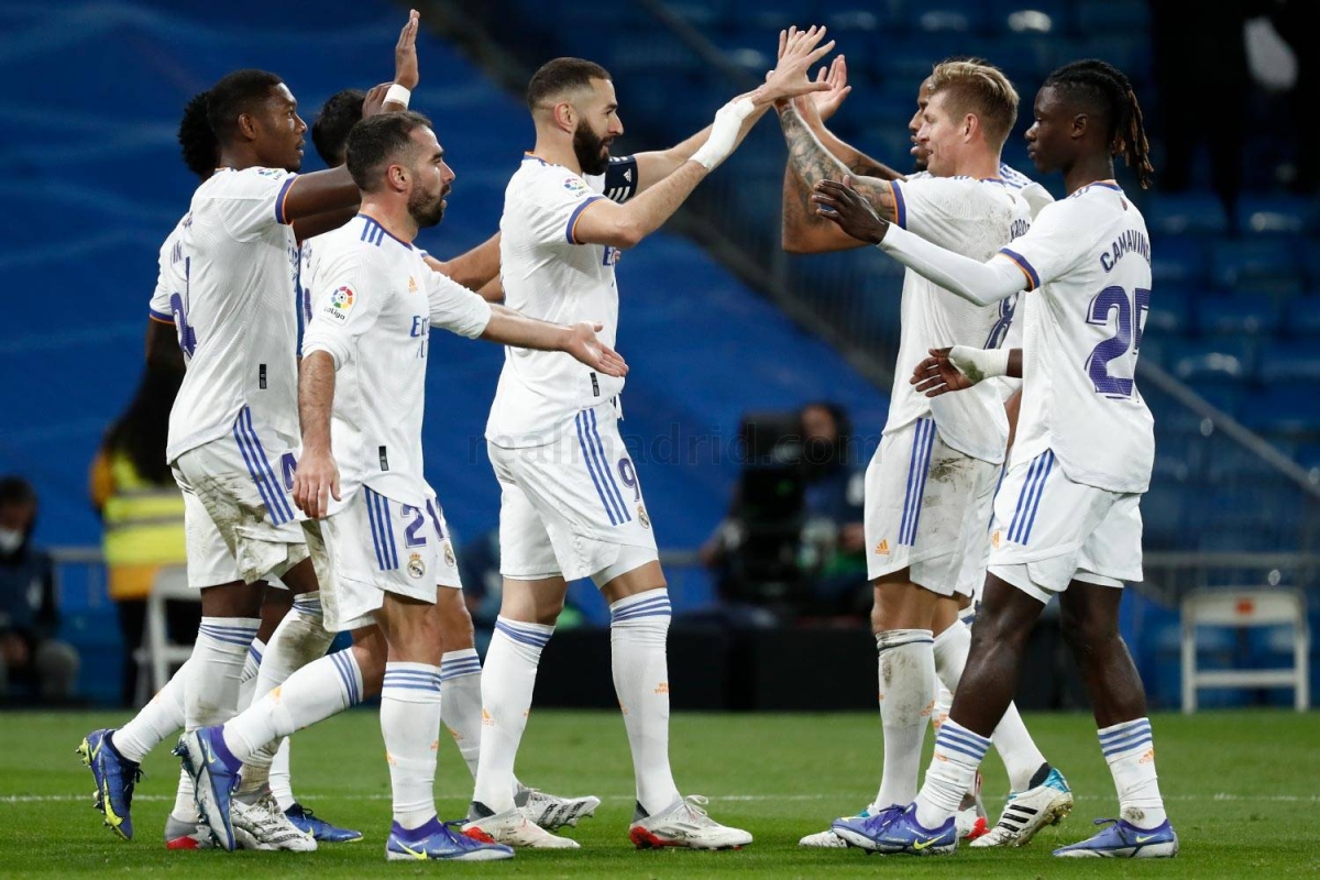 Các cầu thủ Real mừng bàn thắng của Karim Benzema (Ảnh: Internet)