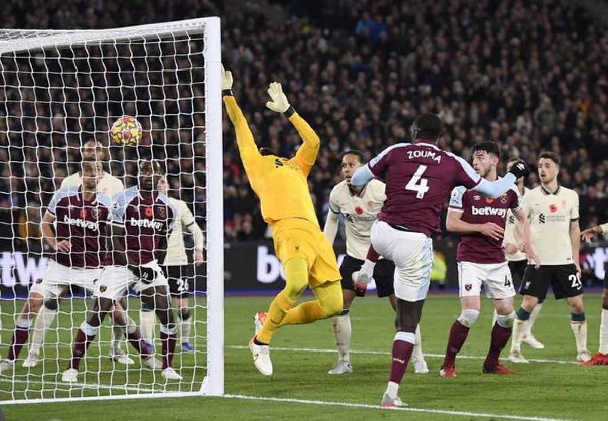 Kurt Zouma gia tăng cách biệt cho đội chủ nhà (Ảnh: Internet)