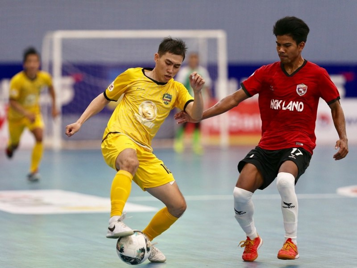 Hưng Gia Khang Đắk Lắk (áo đỏ) nhận thất bại trước Quảng Nam FC