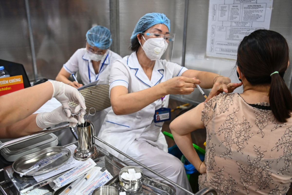 Điểm tiêm chủng vaccine phòng Covid-19 tại Nhà thi đấu Trịnh Hoài Đức (Đống Đa)