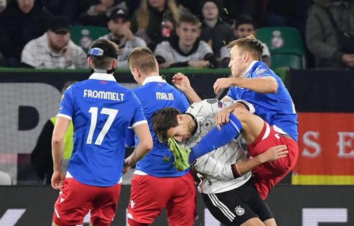Hậu vệ Jens Hofer khơi mào cho thất bại thảm hại của Liechtenstein (Ảnh: Internet)