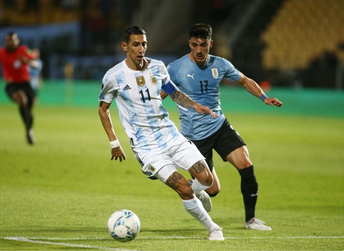 Di Maria dắt bóng và lập siêu phẩm (Ảnh: Internet)