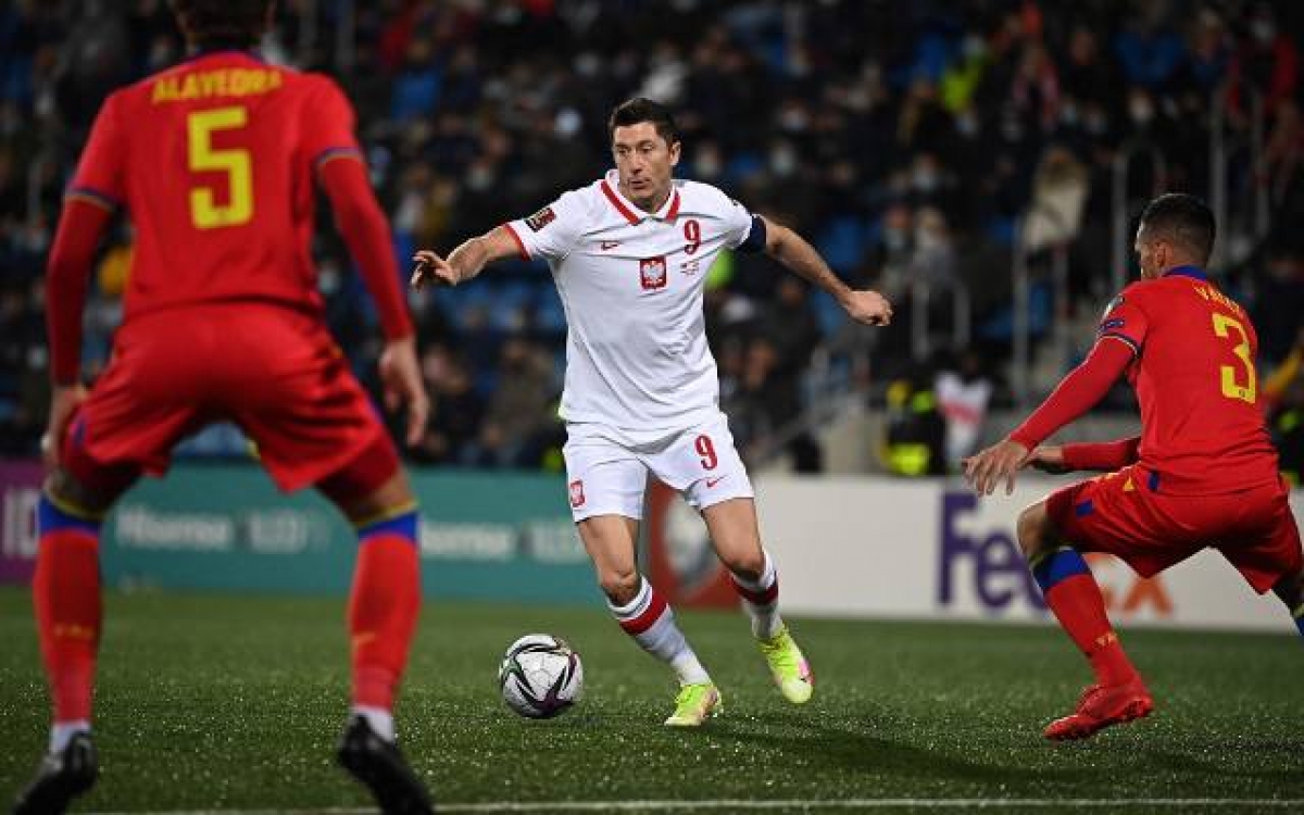 Robert Lewandowski góp cho Ba Lan hai pha làm bàn (Ảnh: Internet)
