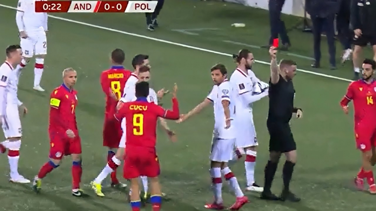 Ricard Fernandez Cocu (Số 9 - áo đỏ) là một trong những cầu thủ phải nhận thẻ đỏ sớm nhất trong lịch sử bóng đá (Ảnh: Internet)