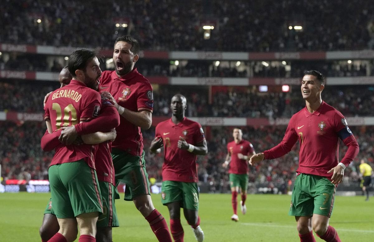 Ronaldo cùng các đồng đội chia vui với Renato Sanches (Ảnh: Internet)