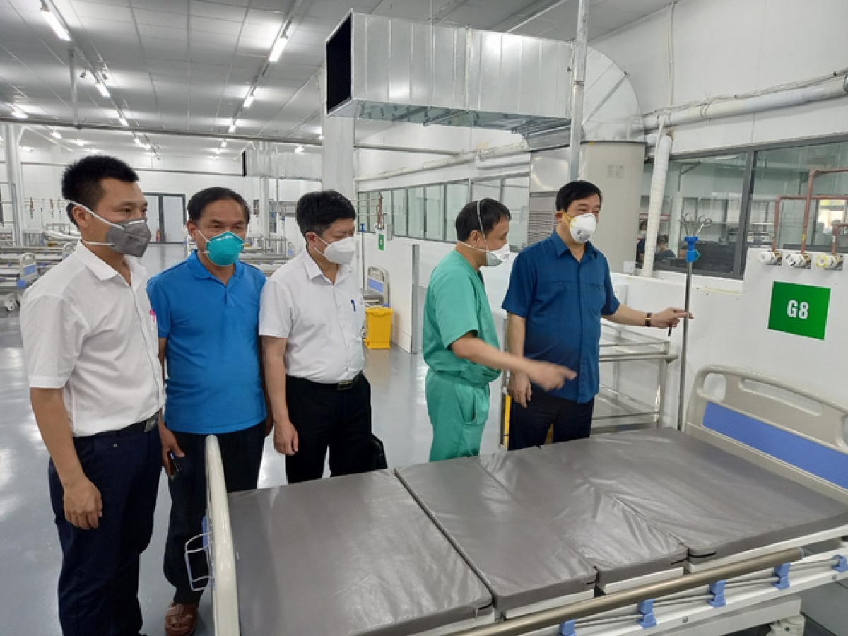 PGS.TS Lương Ngọc Khuê (ngoài cùng bên phải) đi kiểm tra cơ sở điều trị bệnh nhân Covid-19 ở Huế