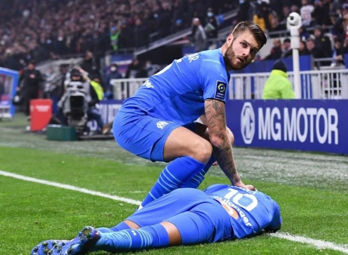 Dimitri Payet bị đau nằm gục xuống sân (Ảnh: Internet)