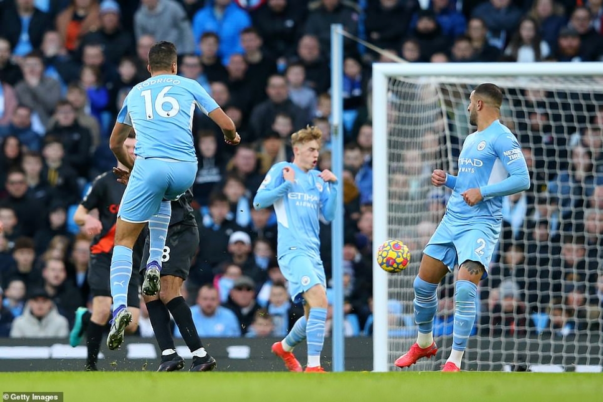 Các cầu thủ Man City chơi bùng nổ trên sân nhà Etihad (Ảnh: Getty Images)