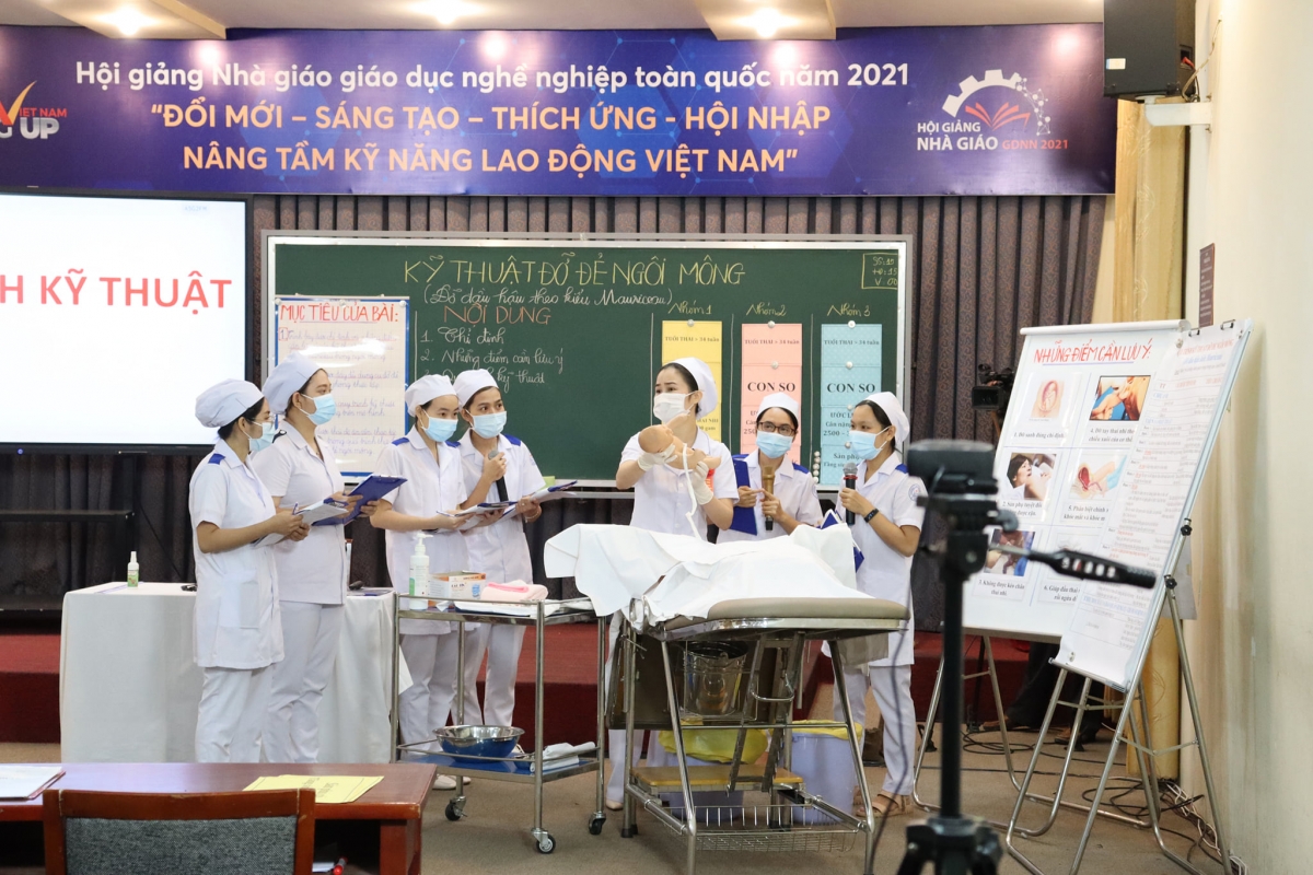 Lần đầu tiên Hội giảng nhà giáo giáo dục nghề nghiệp
tổ chức theo hình thức trực tuyến