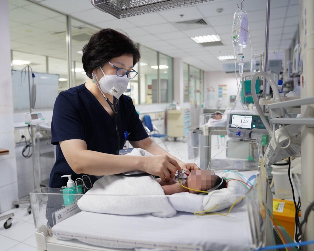 Bệnh nhi bị ngộ độc sái thuốc phiện đang được bác sỹ Bệnh viện Nhi TW cấp cứu