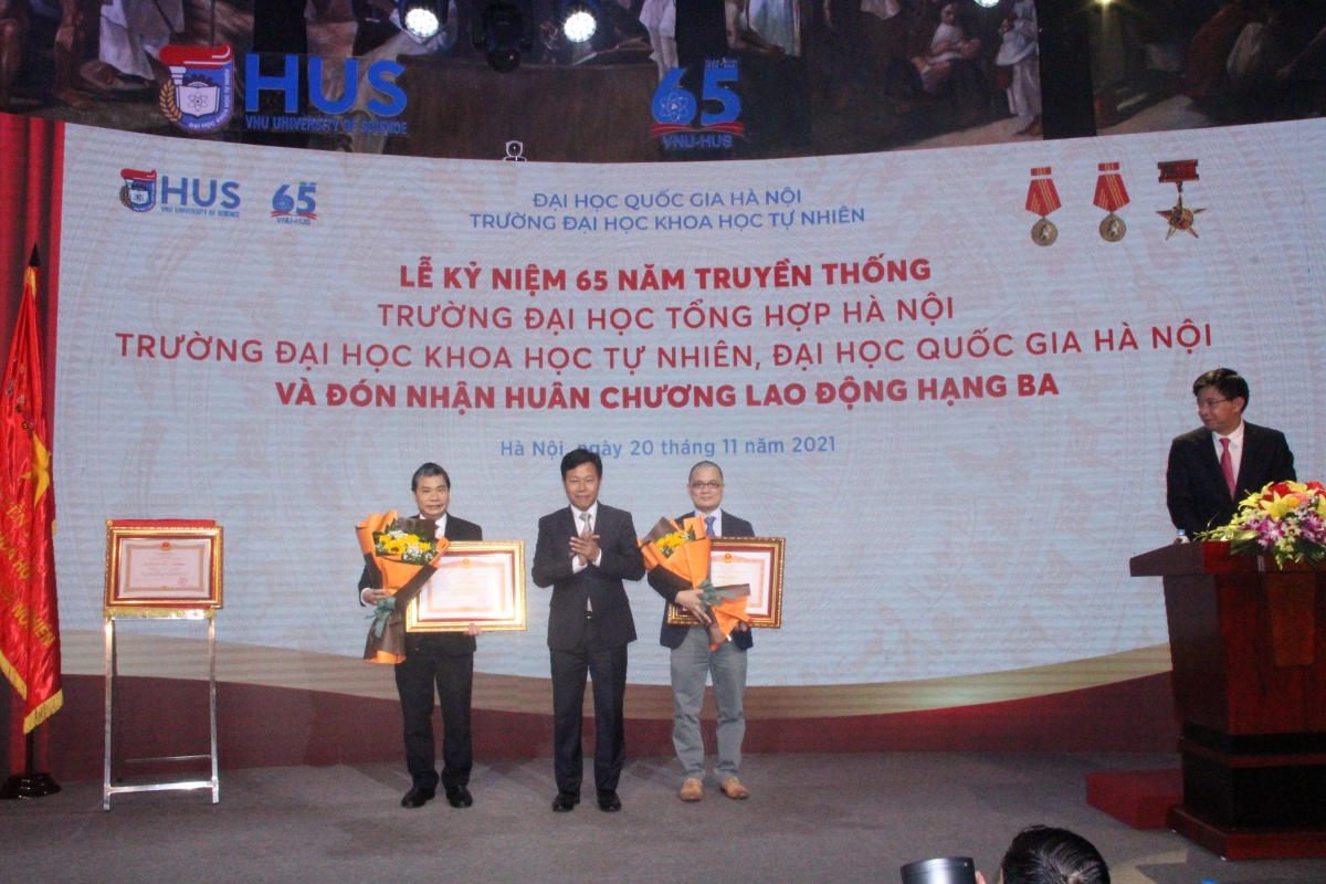 GS.TS. Lê Quân Bí thư Đảng ủy, Giám đốc ĐHQGHN đã trao tặng Bằng khen của Thủ tướng Chính phủ cho khoa Địa lý và và TS. Lê Công Lợi (Hiệu trưởng Trường THPT Chuyên KHTN.