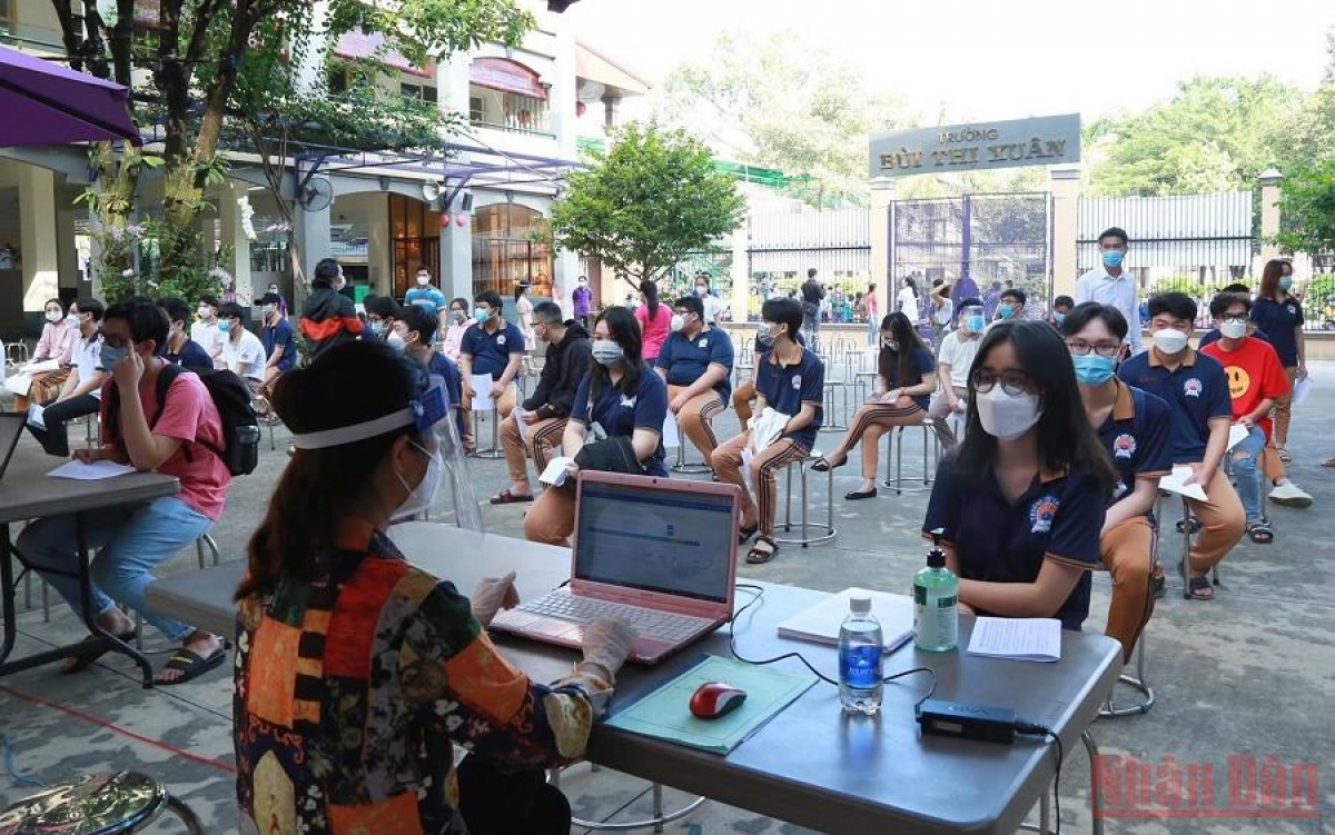 Học sinh đăng ký thông tin trước khi tiêm vaccine phòng Covid-19