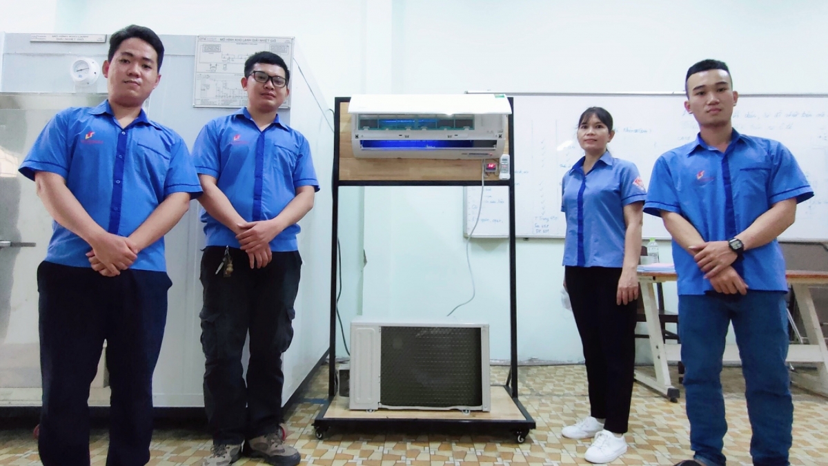 Nhóm sinh viên khởi nghiệp trường cao đẳng Lý Tự Trọng TP. Hồ Chí Minh: Nguyễn Dương Thanh, Nguyễn Thị Kim Thoa, Lê Hoàng Huy, Lê Văn Nam, Trần Thanh Mãi