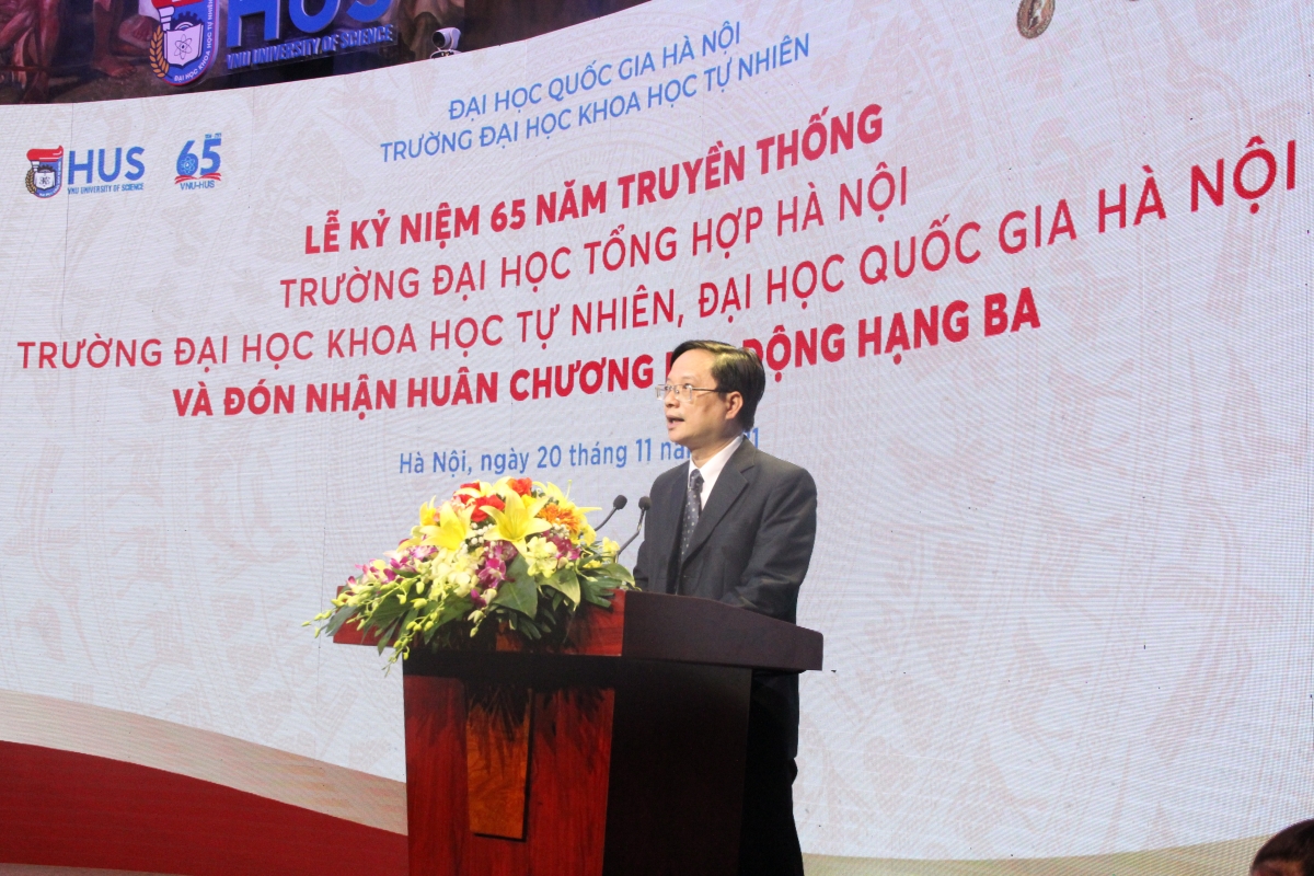 PGSTSKH Vũ Hoàng Linh Hiệu trưởng trường ĐHKHTN ĐHQGHN phát biểu tại buổi lễ
