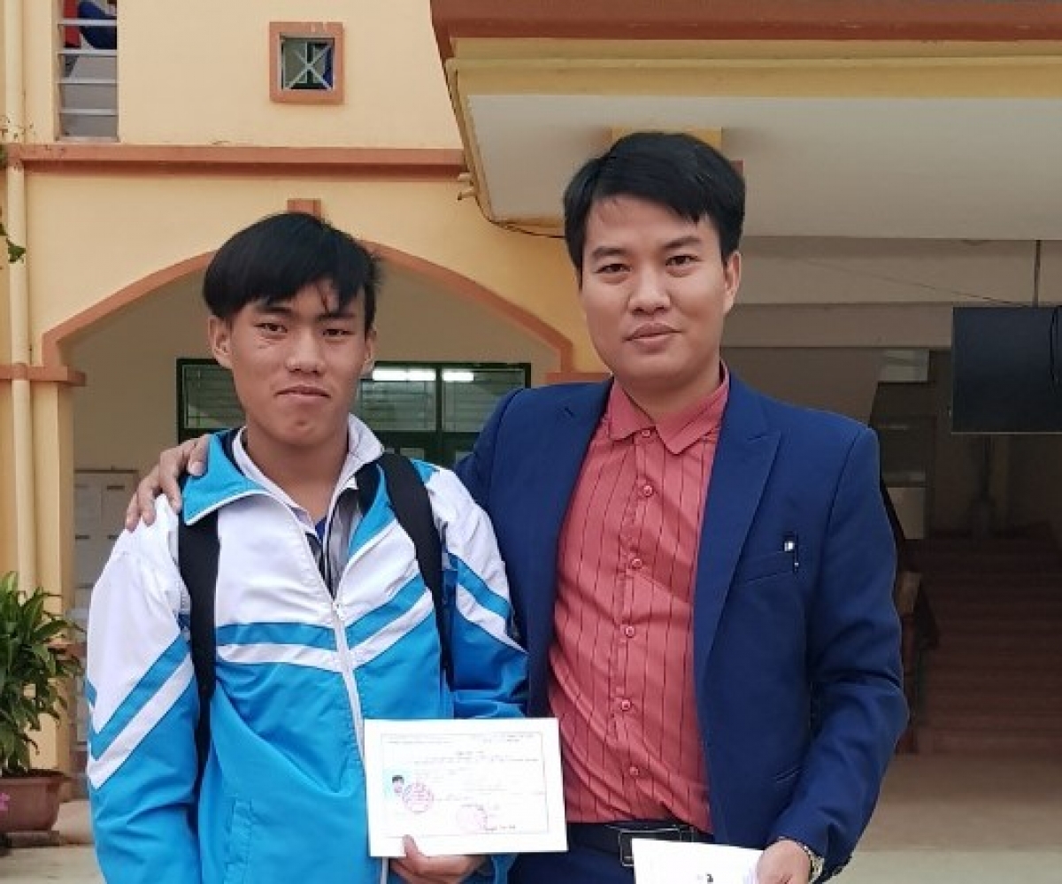 Thầy Nguyễn Văn Tập cùng học trò của mình tại trường phổ thông dân tộc nội trú THPT huyện Nậm Pồ (Điện Biên)