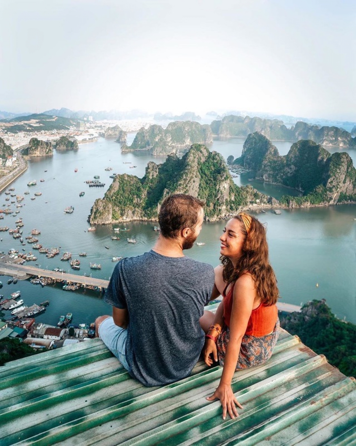 Sau khi hoàn thành chương trình du lịch (tối thiểu 7 ngày), nếu có nhu cầu ở lại Việt Nam để thăm thân, du khách phải đăng ký trước với doanh nghiệp lữ hành để hỗ trợ thủ tục bàn giao khách về địa phương nơi thăm thân và thực hiện việc giám sát y tế theo quy định hiện hành