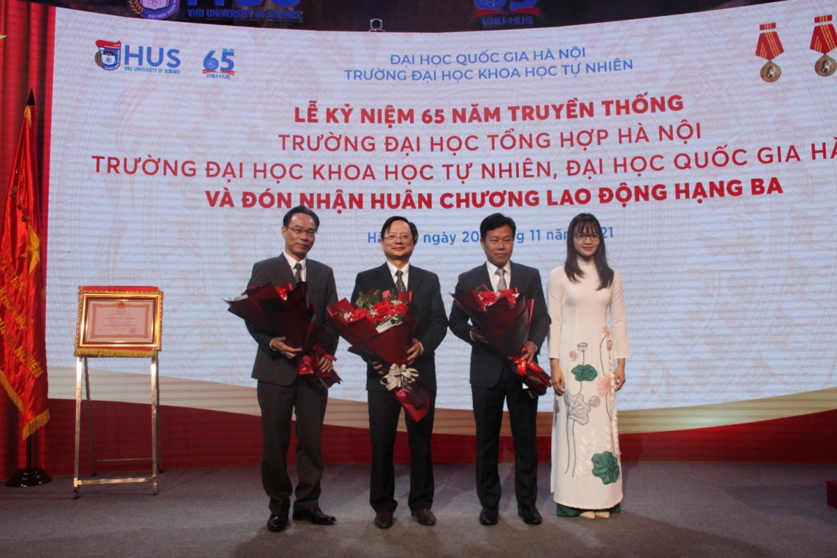 Nguyễn Bảo Ngọc, học viên cao học khoá QH - 2019, tặng hoa chúc mừng Thứ trưởng Bộ GD&ĐT, Giám đốc ĐHQGHN và Hiệu trưởng Trường ĐHKHTN nhân ngày Nhà giáo
Việt Nam 20/11