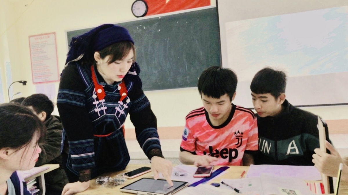 Cô giáo Thó Phe trong một tiết dạy