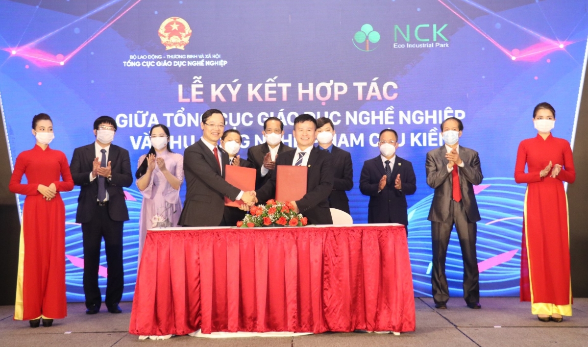 Lễ ký kết hợp tác giữa Tổng cục Giáo dục nghề nghiệp với các doanh nghiệp trong khuôn khổ Vòng chung kết Startup Kite 2021