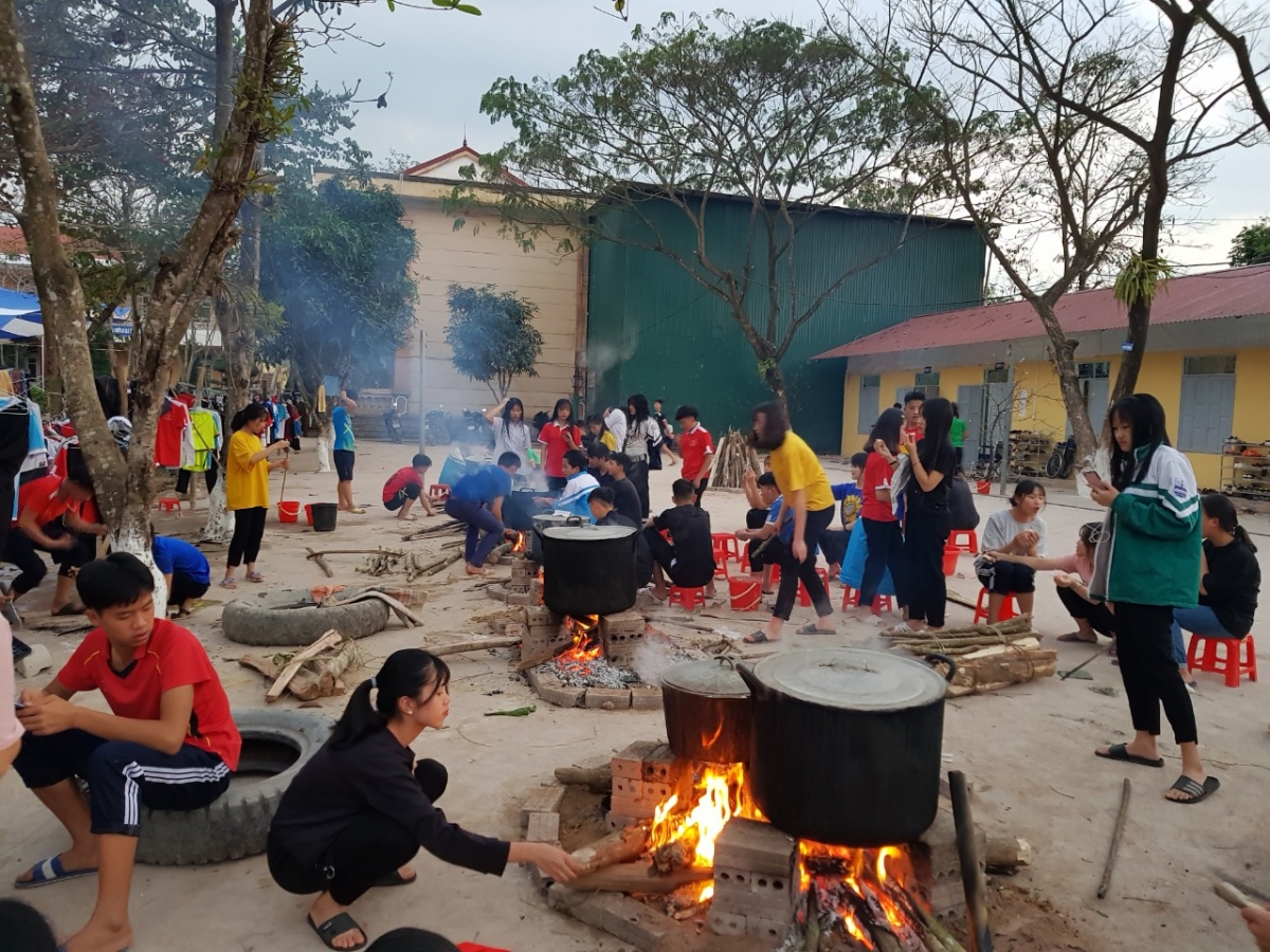Học sinh trường phổ thông dân tộc nội trú THPT Nậm Pồ nấu bánh chưng đón tết Nguyên đán năm 2021