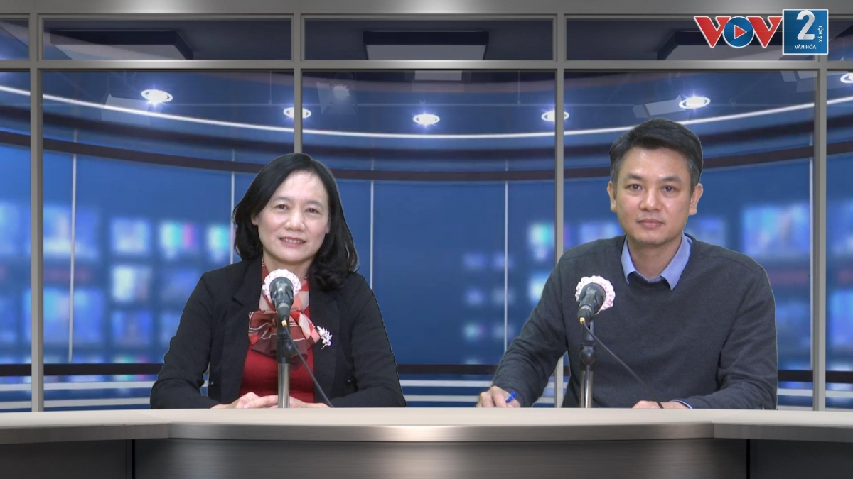 Bà Nguyễn Hoàng Yến, quản lý chương trình, Viện Phát triển Sức khỏe cộng đồng Ánh Sáng (Viện LIGHT) tại phòng thu VOV2