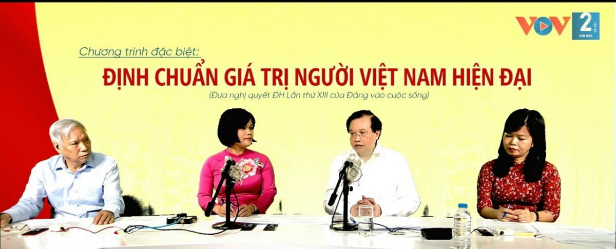 PGS.TS Tạ Quang Đông, Thứ trưởng Bộ VHTT&DL (thứ 2 từ phải sang), PGS.TS, nhà nghiên cứu văn hoá Nguyễn Văn Huy (ngoài cùng bên trái) và PGS.TS Vũ Thị Phương Hậu (ngoài cùng bên phải), Viện trưởng Viện Văn hoá và Phát triển - Học viện Chính trị Quốc gia Hồ Chí Minh trong chương trình talkshow tại studio VOV2
