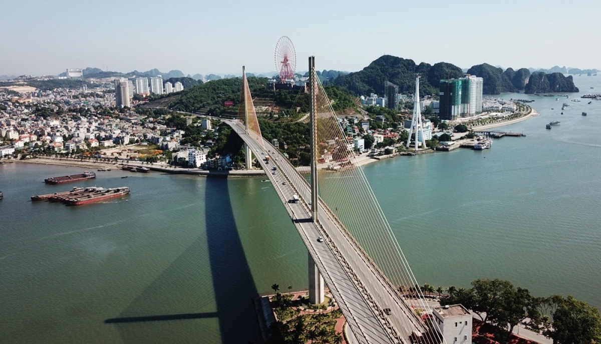 Không chỉ có Vịnh Hạ Long, Quảng Ninh còn nhiều thắng cảnh nổi tiếng khác như: Vịnh Bái Tử Long, Đảo Quan Lạn, Non thiêng Yên Tử, Cầu Bãi Cháy... Việc sân bay quốc tế Vân Đồn đi vào hoạt động khiến bạn bè năm châu có thể tiếp cận Quảng Ninh dễ dàng hơn nhiều. Ảnh: Cầu Bãi Cháy