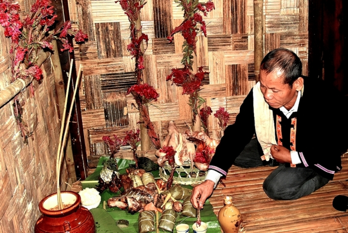 Mâm lễ vật lễ Tất hoa cúng tại nhà của đồng bào Cống