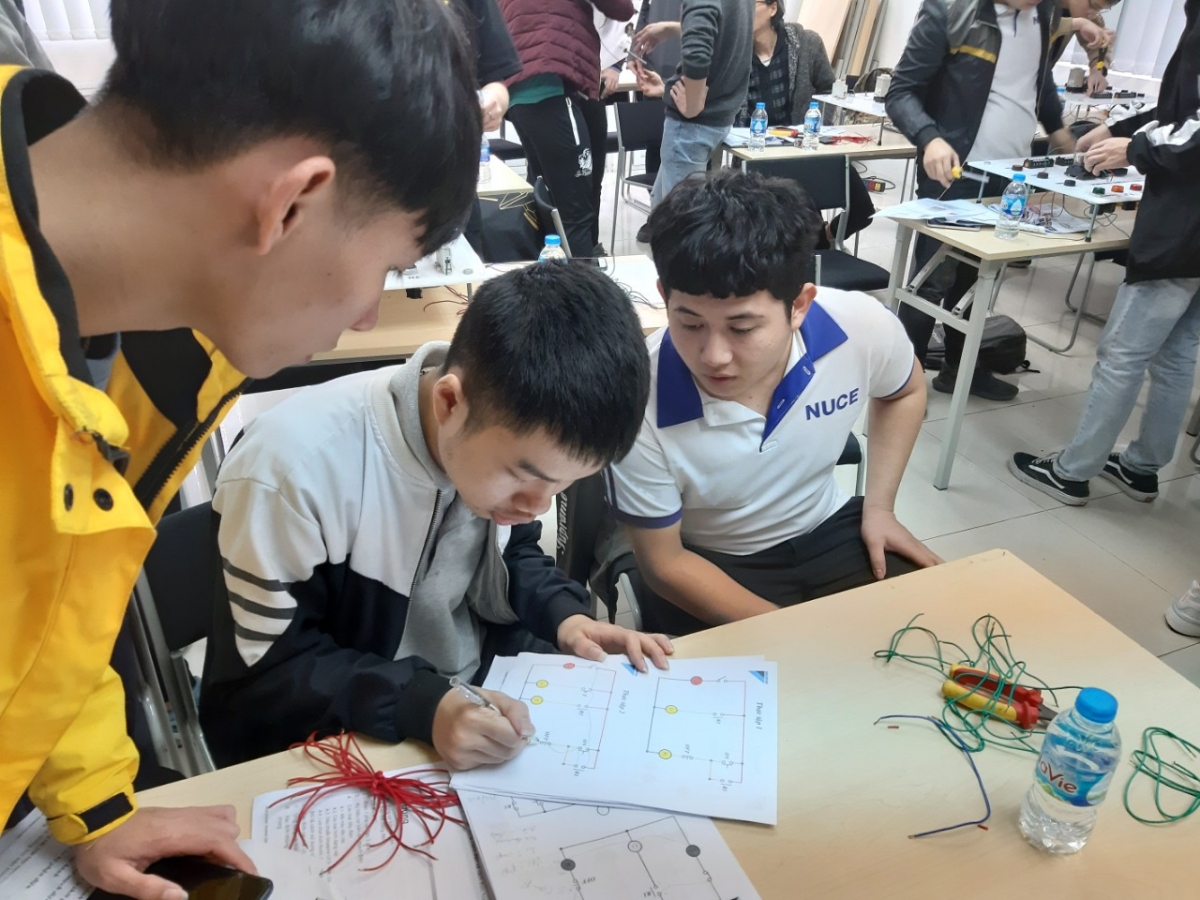 Sinh viên ngành Hệ thống kỹ thuật trong công trình của trường Đại học Xây dựng Hà Nội
thực tập lắp mạch điện ở doanh nghiệp