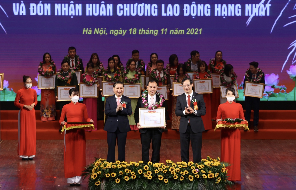 Thứ trưởng Bộ LĐ-TB&XH Lê Tấn Dũng và ông Trương Anh Dũng, Tổng cục trưởng tổng cục Giáo dục nghề nghiệp trao bằng khen cho tập thể, cá nhân đạt thành tích cao tại Hội giảng nhà giáo giáo dục nghề nghiệp năm 2021