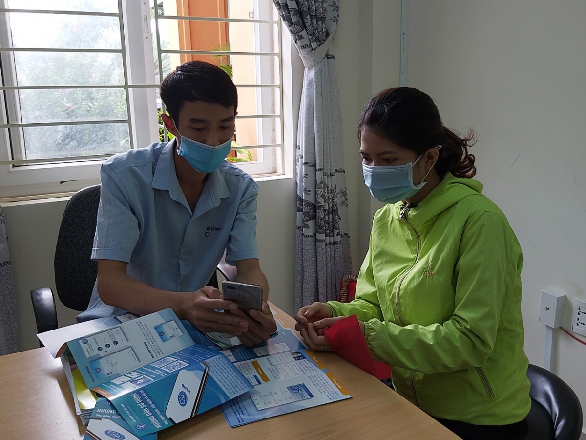 Cán bộ ngành Bảo hiểm xuống tận cơ sở để hướng dẫn người dân cài đặt ứng dụng VssID-Bảo hiểm xã hội số