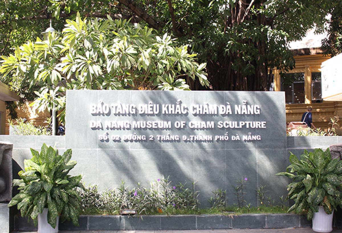 Bên cạnh việc tận hưởng không gian biển, Đà Nẵng còn có rất nhiều địa điểm hấp dẫn để du khách khám phá và trải nghiệm như: Bán đảo Sơn Trà, Danh thắng Ngũ Hành Sơn, Bảo tàng Điêu khắc Chăm, Cầu Rồng, Nhà thờ Con Gà...