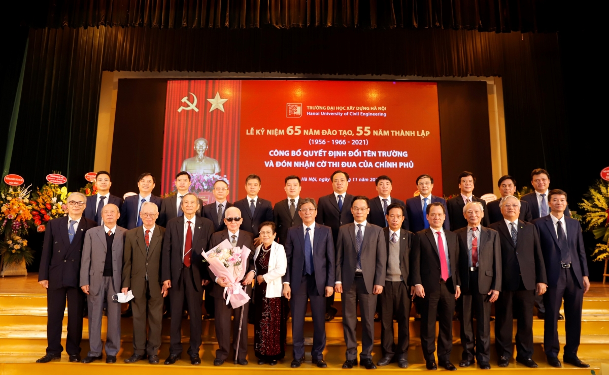 Thứ trưởng Bộ GD&ĐT Hoàng Minh Sơn chụp ảnh lưu niệm cùng
Lãnh đạo trường Đại học Xây dựng Hà Nội qua các thời kỳ