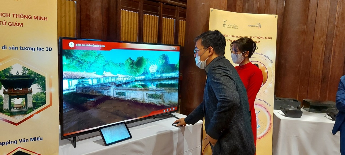 Đại biểu trải nghiệm công nghệ 3D tại Hội thảo