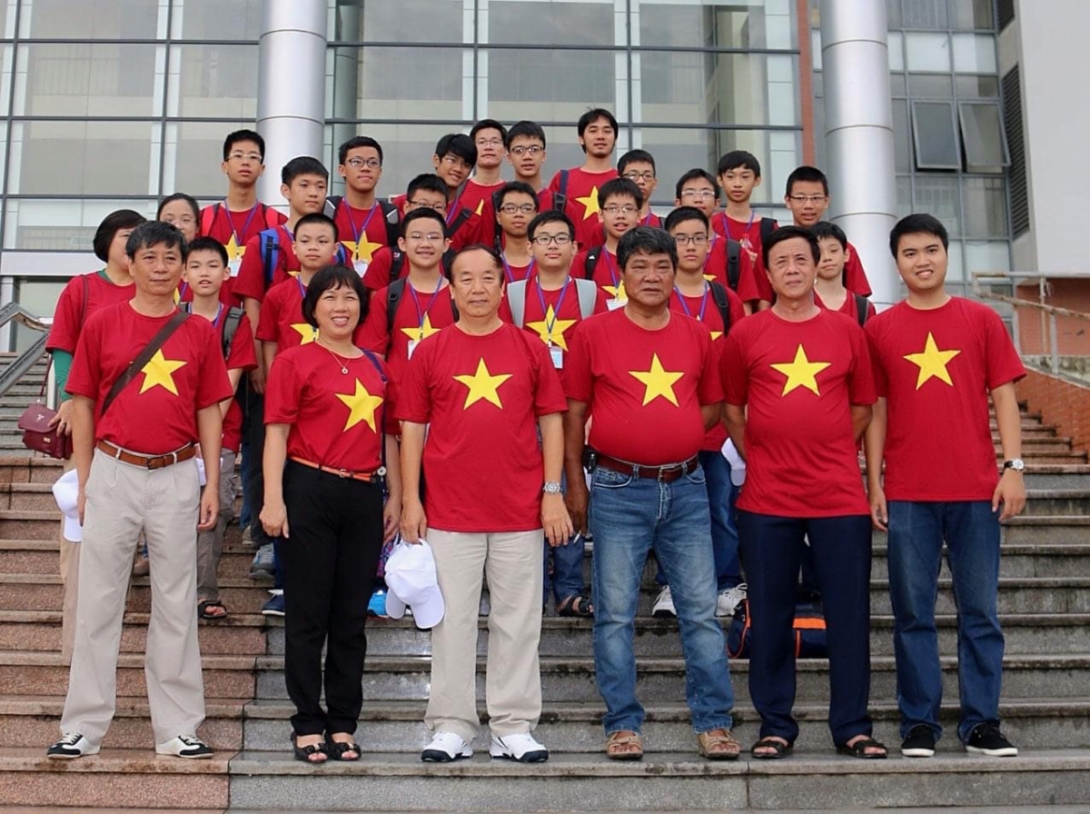Thầy Trần Văn Khải cùng đoàn củaTrường THPT chuyên Hà Nội - Amsterdam đại diện Việt Nam sang Hàn Quốc tham dự cuộc thi Toán quốc tế 2014