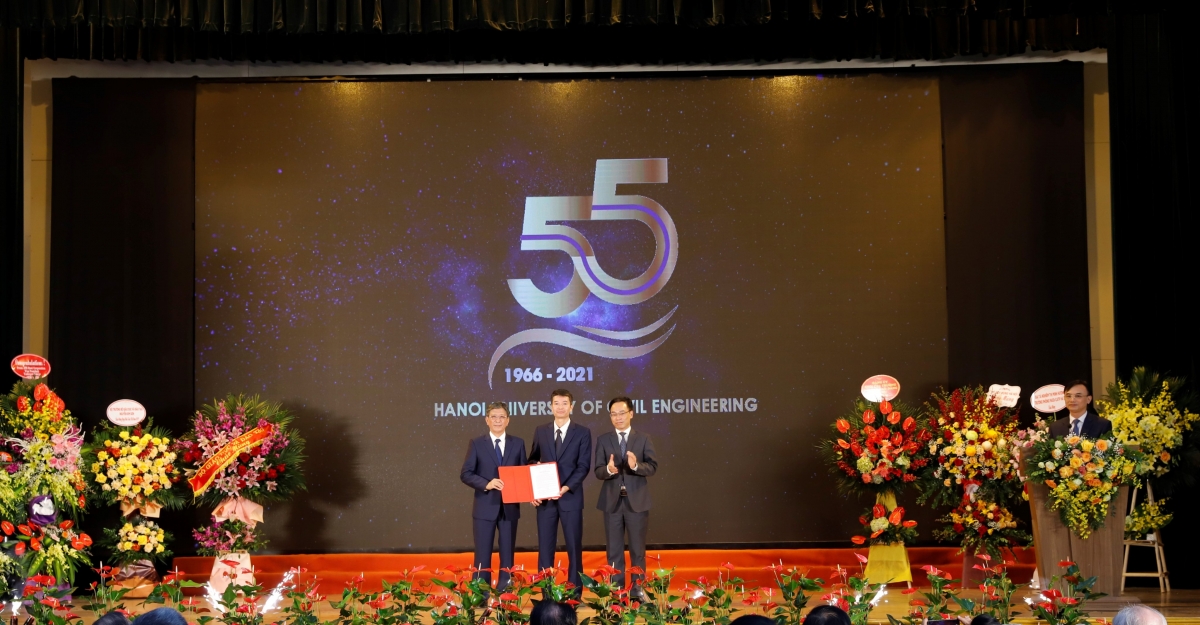 Chủ tịch Hội đồng trường PGS.TS Nguyễn Đình Thi và Hiệu trưởng PGS.TS Phạm Duy Hòa đón nhận quyết định đổi tên trường thành Đại học Xây dựng Hà Nội