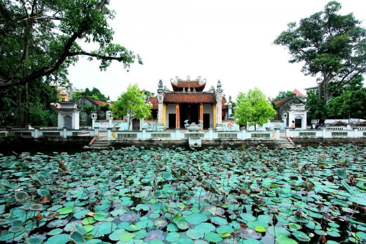 Đền Nội soi bóng bên ao sen