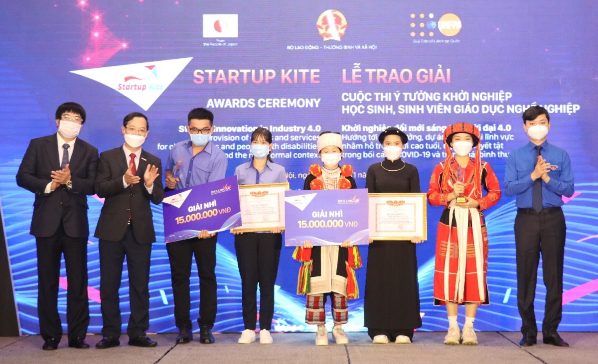 Ban tổ chức trao giải Nhì cho các ý tưởng, dự án