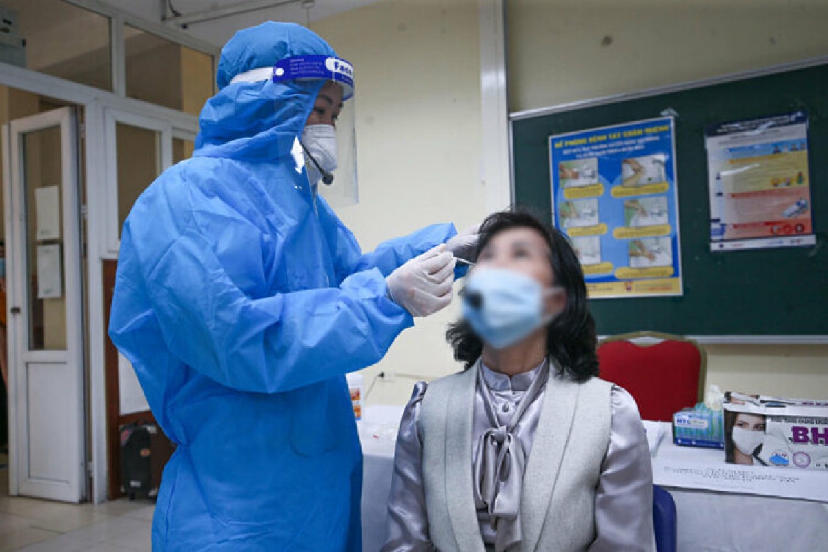Nhân viên trạm y tế lưu động phường Giảng Võ, Ba Đình, Hà Nội diễn tập lấy mẫu xét nghiệm
cho F0 giả định
