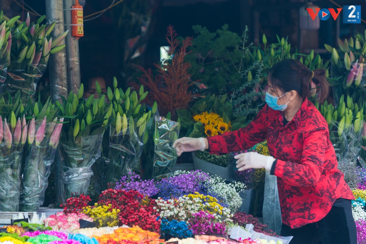 Theo các tiểu thương, năm nào vào các dịp lễ, hoa tươi cũng tăng giá, song năm nay giá tăng cao còn do giá vận chuyển, xăng dầu tăng. Bên cạnh đó, lượng hoa nhập khẩu từ Trung Quốc không dồi dào như trước do qua nhiều khâu kiểm dịch khiến hoa bị dập nát khi về đến chợ.