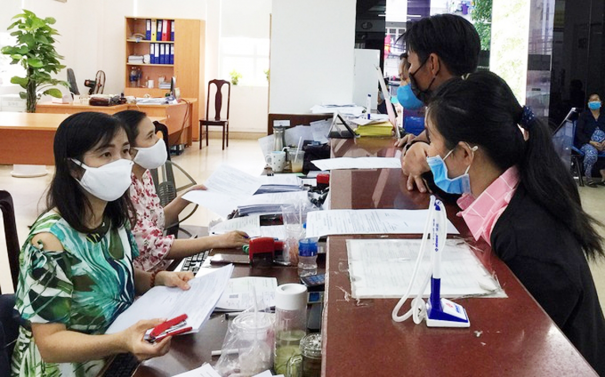 Một trong những nguyên nhân gia tăng tỉ lệ người làm thủ tục hưởng BHXH một lần là do chính sách đóng-hưởng chưa thực sự hấp dẫn người lao động. (Ảnh: Minh họa)