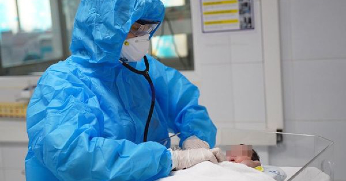 Một bệnh nhi mắc Covid-19 đang được điều trị