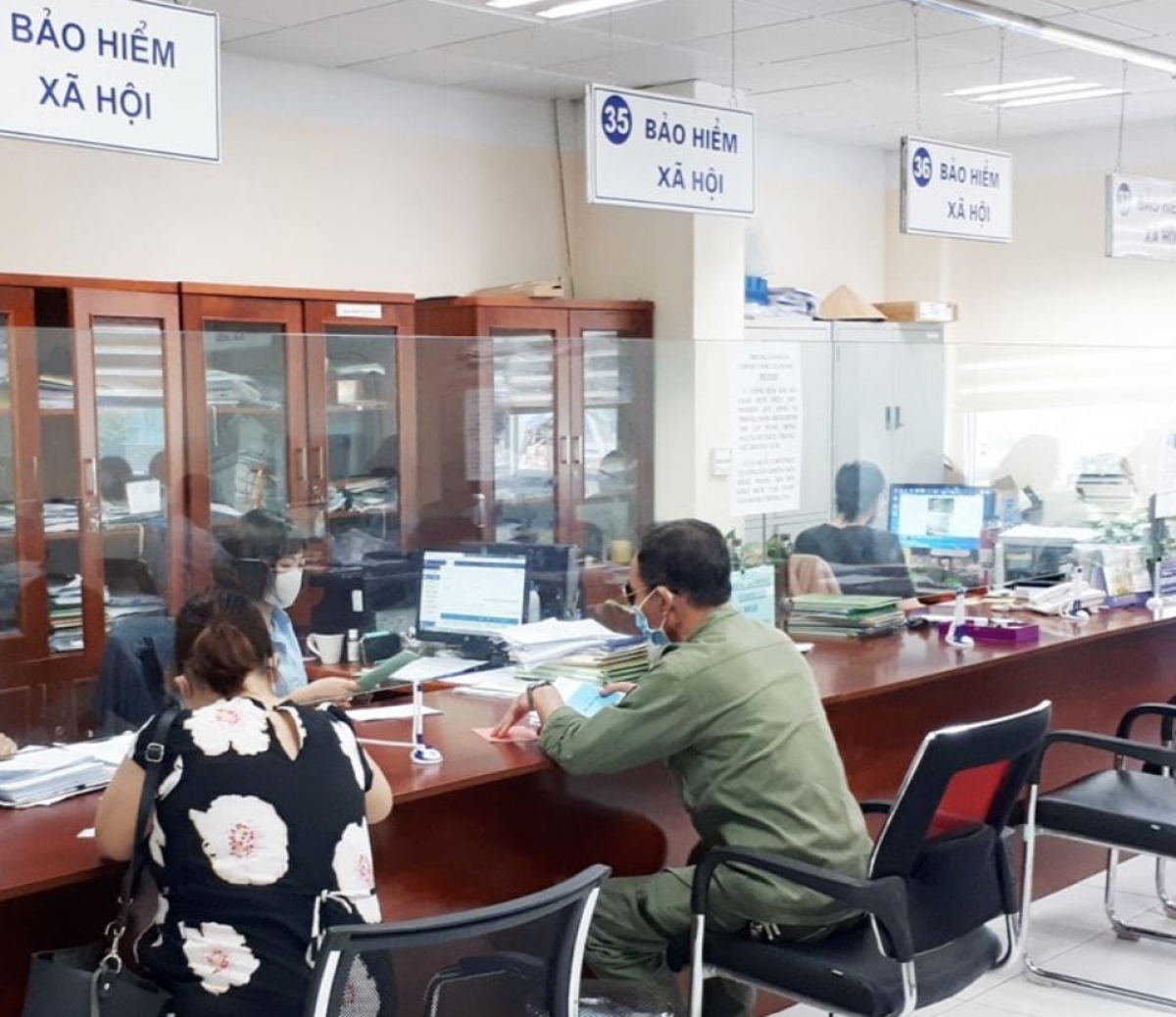 Người dân đến tham gia bảo hiểm tại địa phương