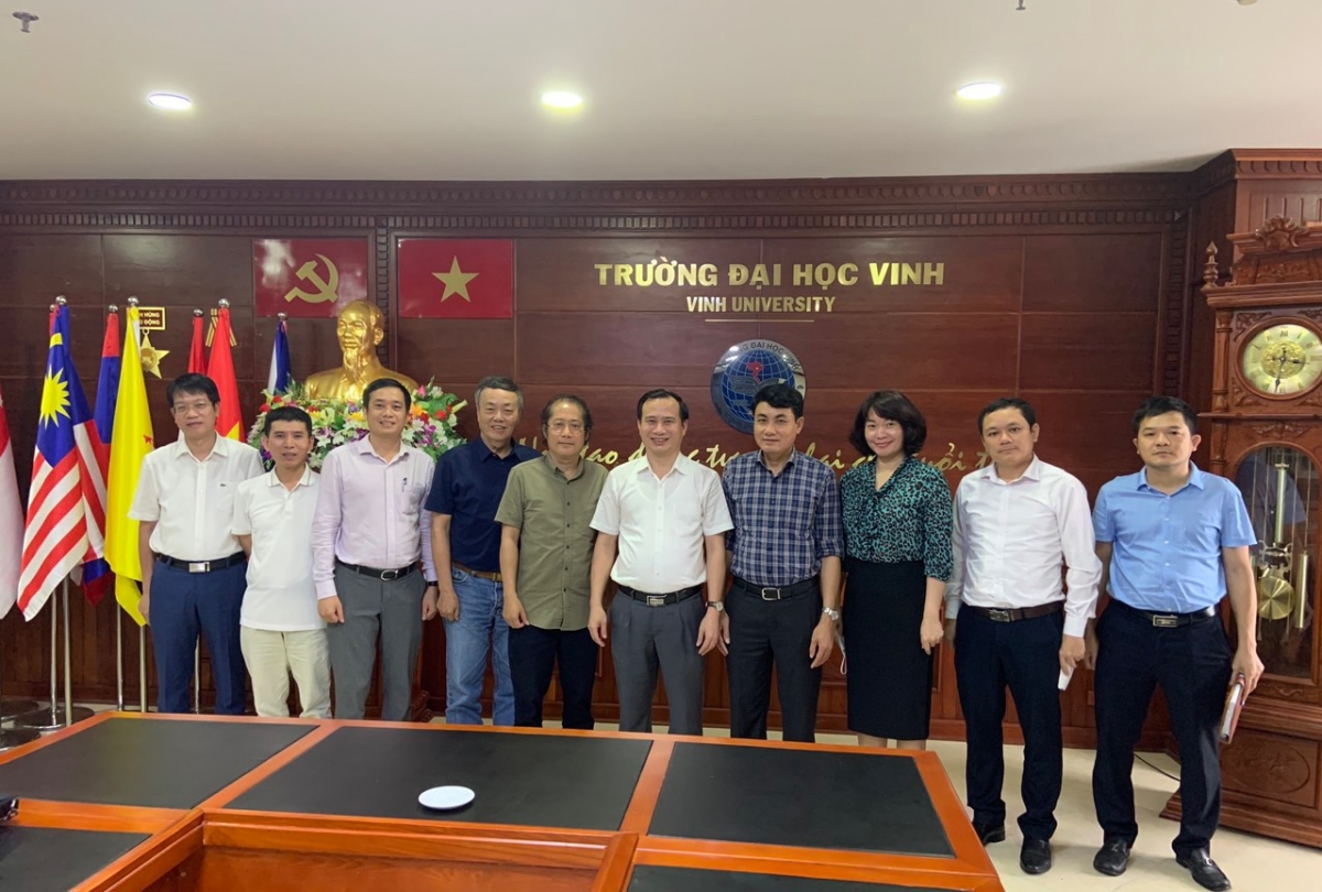 TS Lê Thống Nhất chụp ảnh cùng Ban giám hiệu trường Đại học Vinh