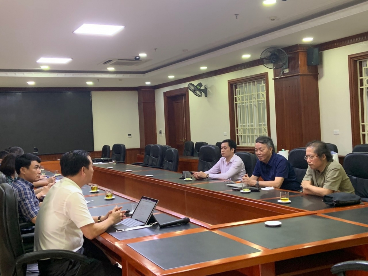 TS Lê Thống Nhất làm việc với BGH trường Đại học Vinh