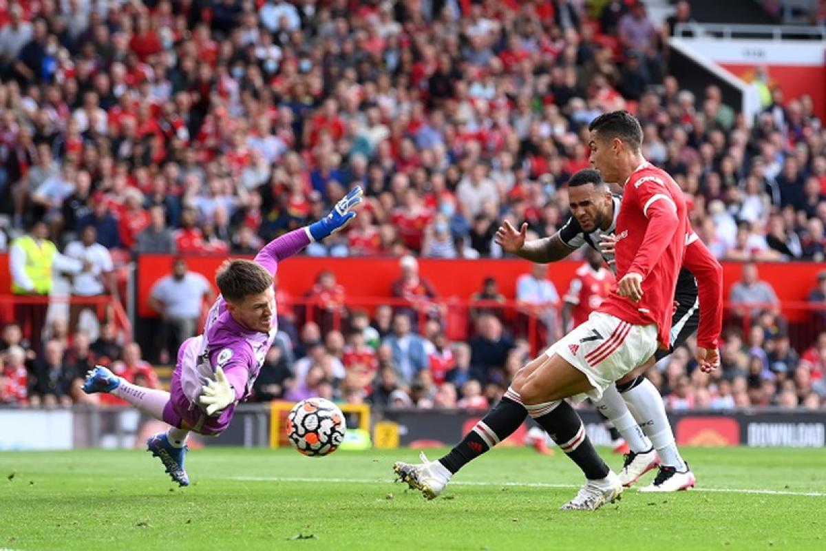Ronaldo tiếp tục tỏa sáng với hai bàn thắng giúp MU có trận hòa kịch tính