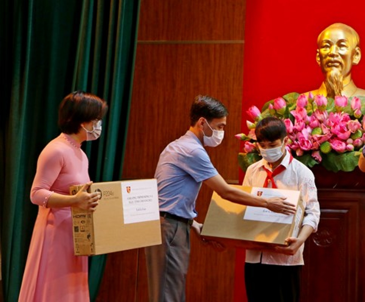 Nỗ lực phủ sóng máy tính góp phần giúp học sinh tham gia học và kiểm tra trực tuyến trong điều kiện dịch bệnh